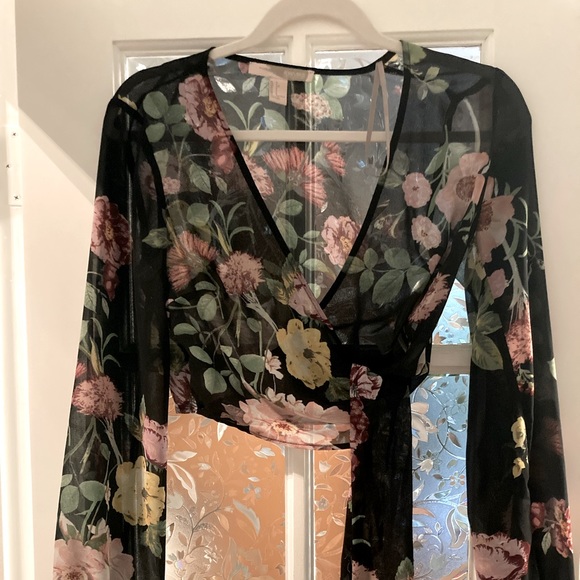 Forever 21 Tops - Forever 21 Contemporary Sheer Floral Deep V Wrap Blouse Size Small.
